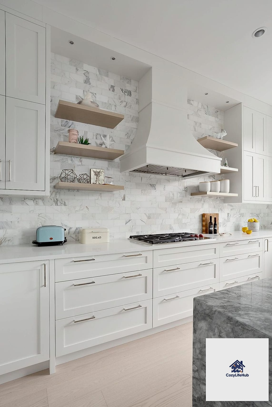 13 White Marble Backsplash Ideas That Designers Keep Coming Back To 5 Full-Height Marble Slab to the Ceiling