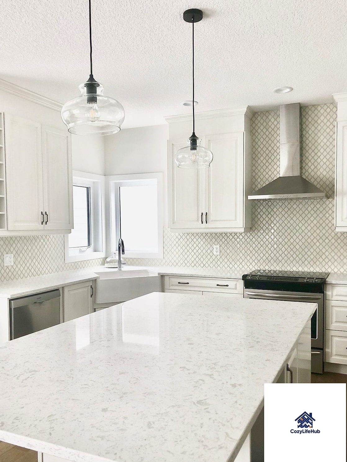 Full-Wall Teardrop Backsplash